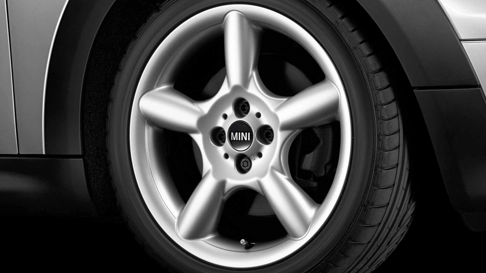 Đuôi xe Dodge Challenger lắp mâm 5 chấu bản lớn cực hầm hố