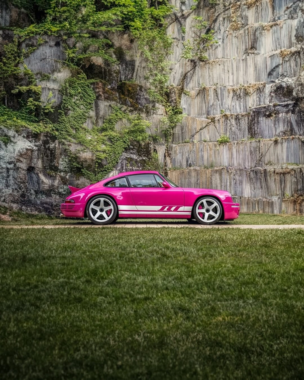 Xe Porsche màu hồng độ mâm 5 chấu bạc phong cách cổ điển