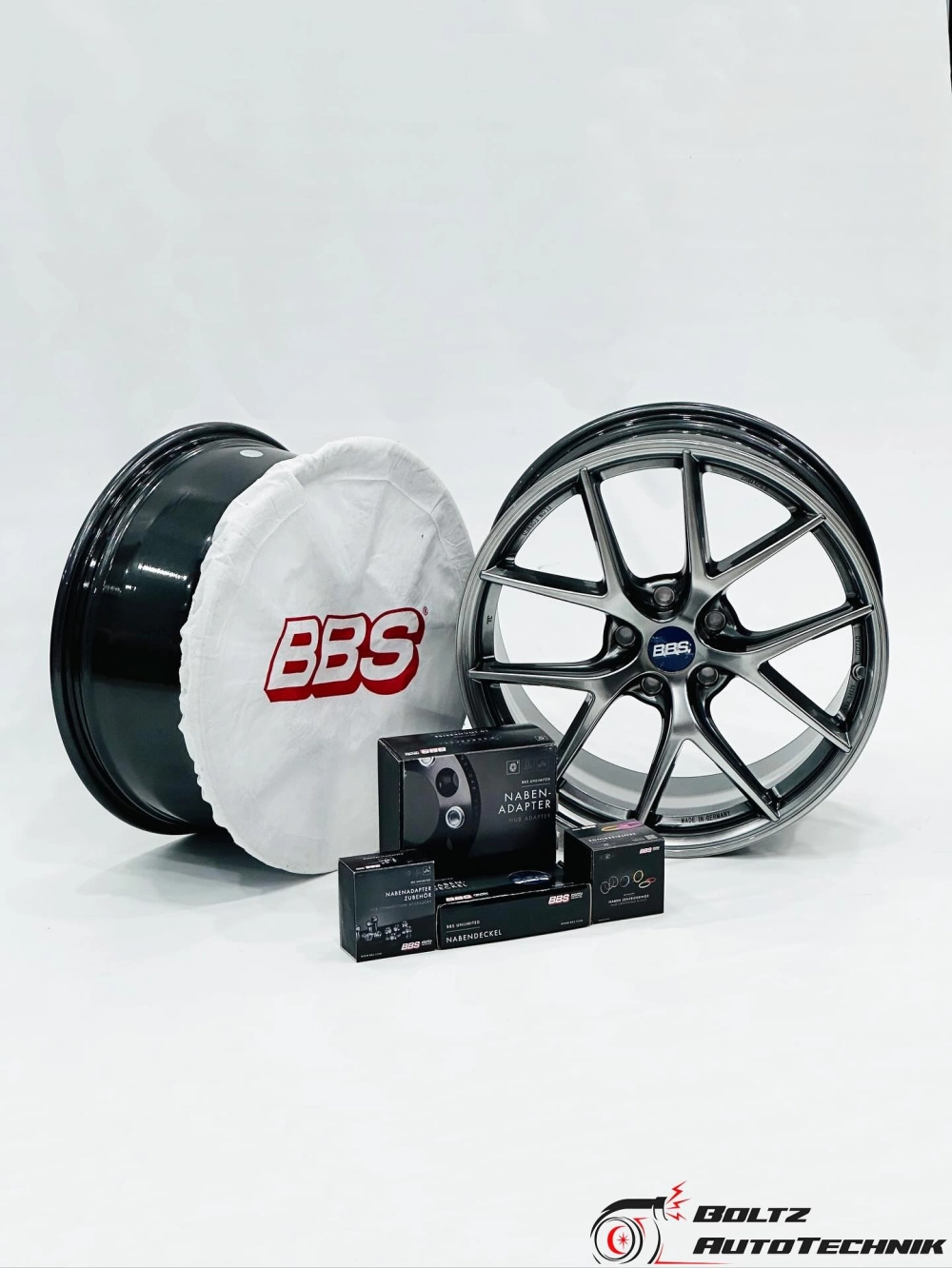 Mâm BBS Forged màu bạc thiết kế khoét lỗ giảm trọng lượng nhẹ