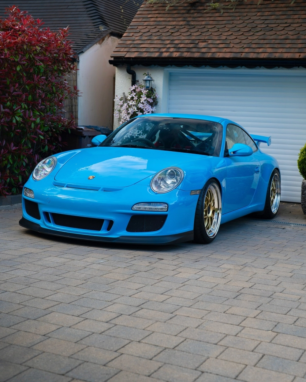 Xe hatchback độ mâm BBS 5 chấu kép màu titan thiết kế hiện đại