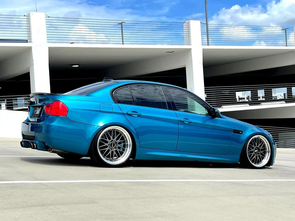 Xe wagon độ mâm BBS vàng lưới lòng sâu phong cách hạ gầm