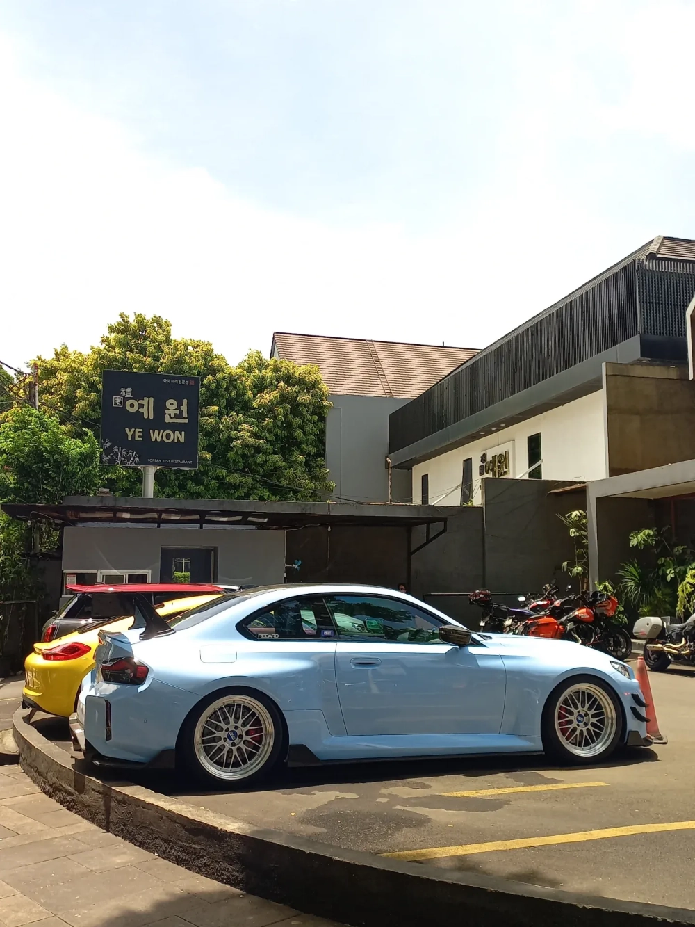 Mâm BBS lưới màu bạc cổ điển cực đẹp độ trên xe BMW M2 màu xanh