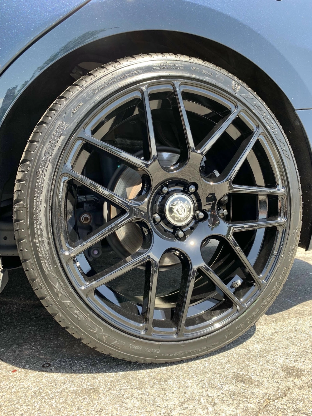 Chi tiết độ mâm CNC Curva màu đen bóng thể thao trên xe