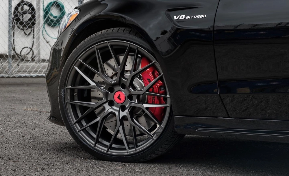 Mâm đa chấu thể thao màu xám chì trên xe Mercedes hiệu suất cao