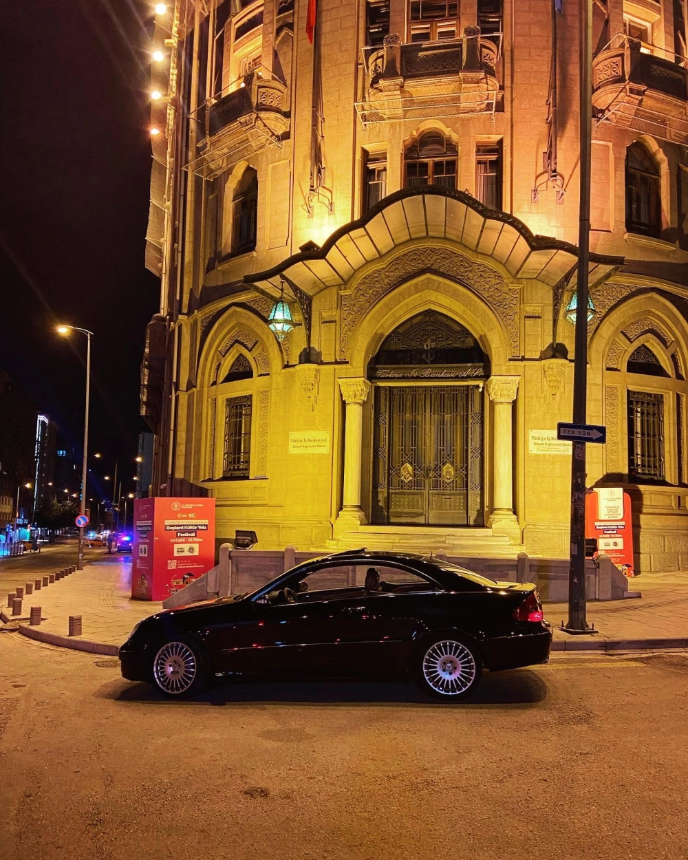 Chiếc Mercedes độ mâm đa chấu màu bạc nổi bật dưới ánh đèn đêm