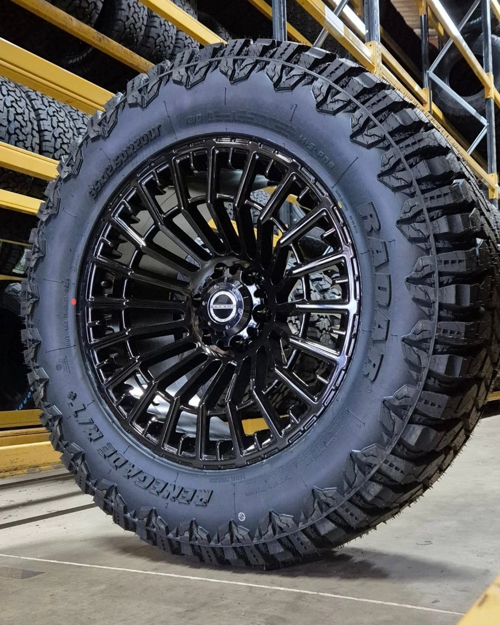 Mâm đa chấu màu đen thiết kế offroad hầm hố cho xe bán tải