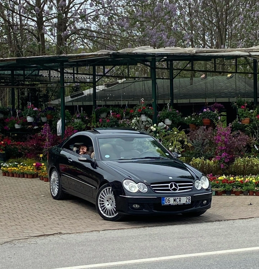 Xe Mercedes màu đen độ mâm đa chấu thiết kế cổ điển thanh lịch