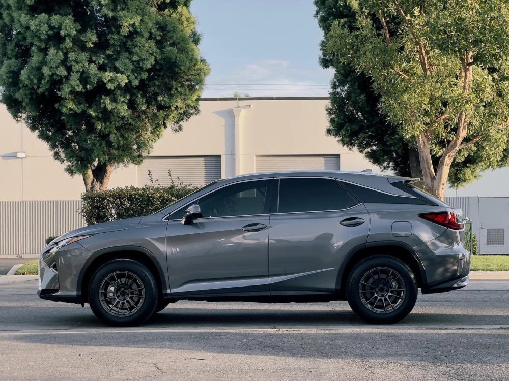 Xe Lexus RX màu xám độ mâm đa chấu thể thao màu tối cứng cáp