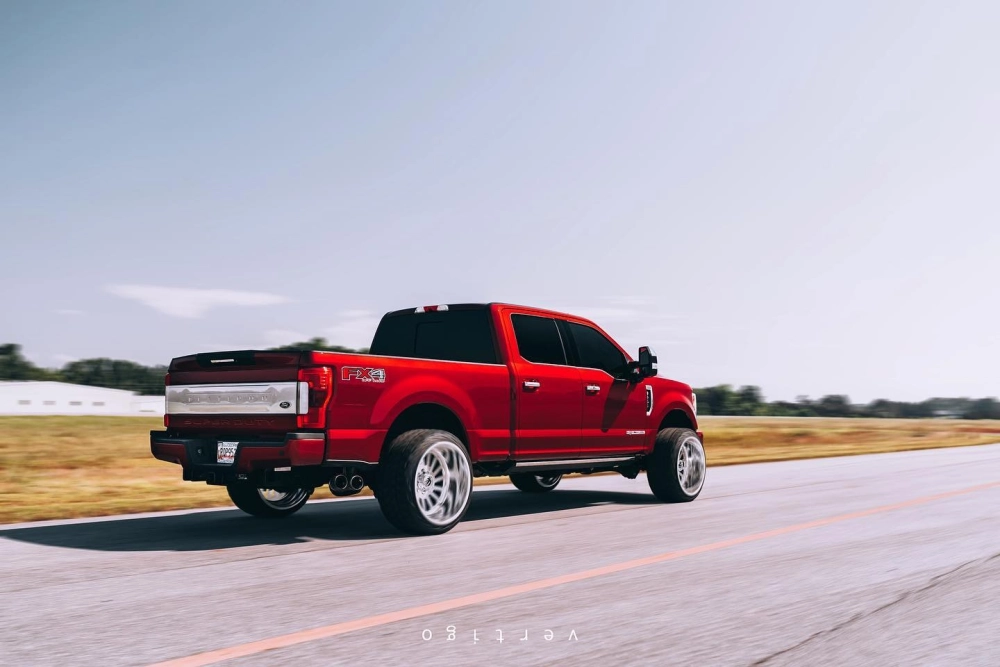 Xe bán tải Ford đỏ độ mâm đúc crom kích thước lớn trông hầm hố