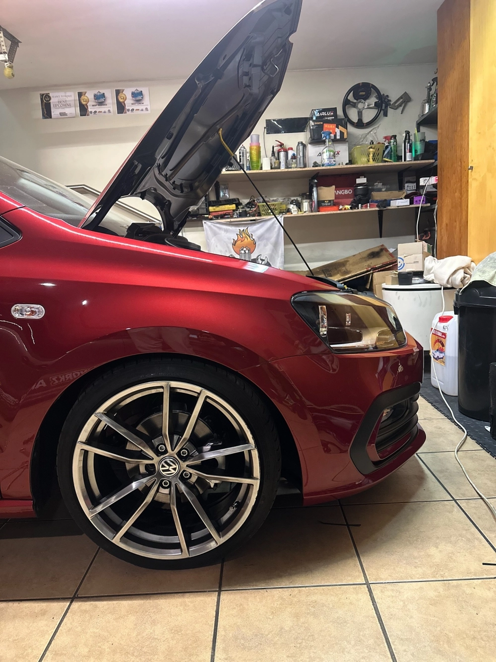 Mâm đúc 5 chấu kép phay xước thể thao lắp xe Volkswagen đỏ