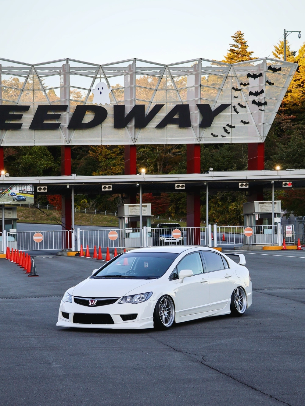 Xe Honda Civic độ mâm Enkei bạc rực rỡ tại trường đua