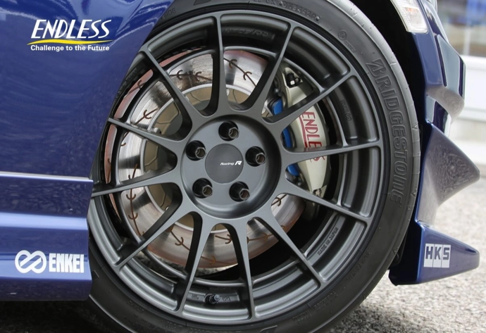 Cận cảnh độ mâm Enkei đen mờ phanh Endless hiệu suất cao