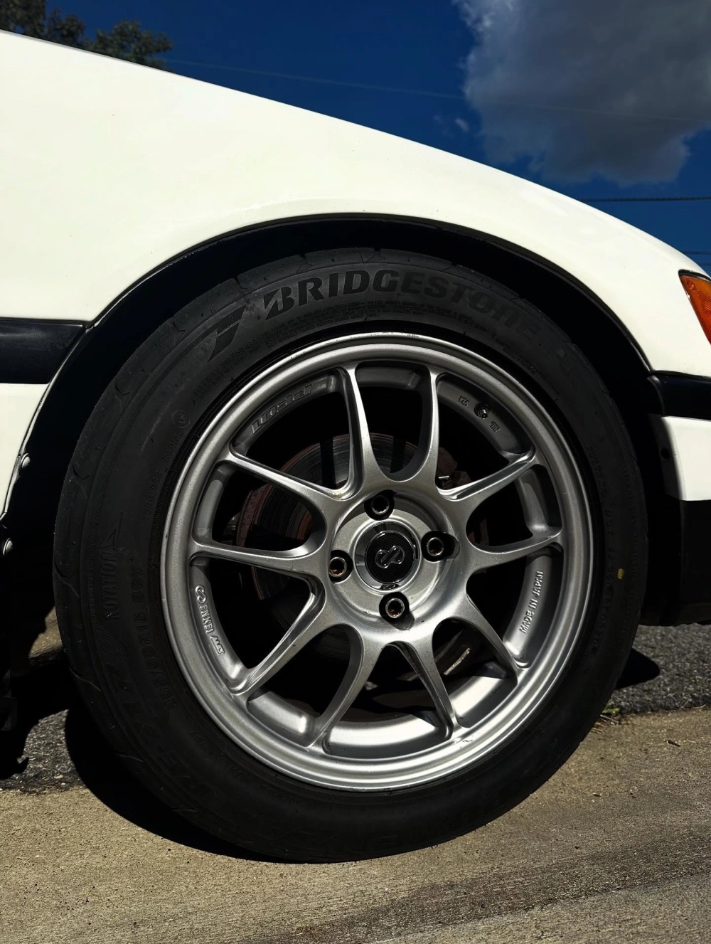 Chi tiết bánh xe độ mâm Enkei RPF1 màu bạc trên xe màu trắng