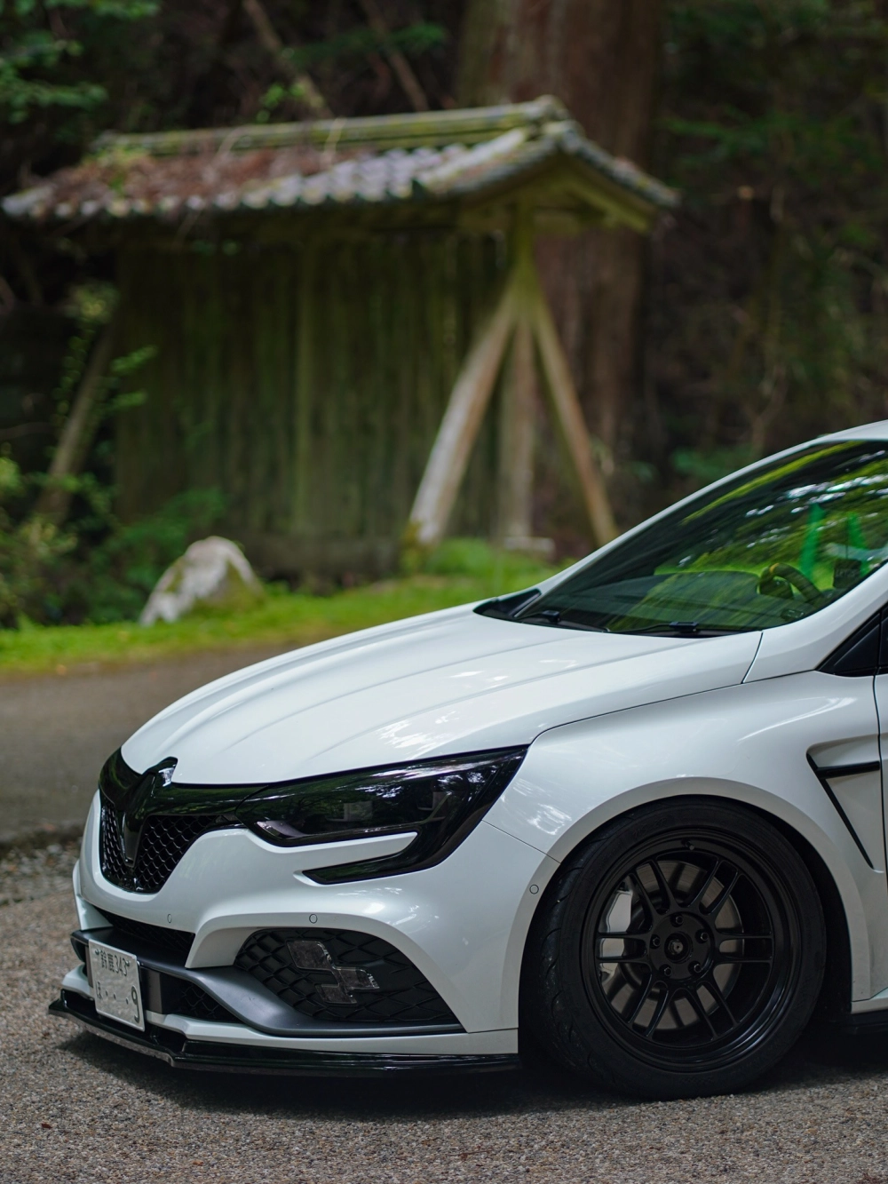 Xe thể thao trắng độ mâm Enkei đen mờ đa chấu cực ngầu