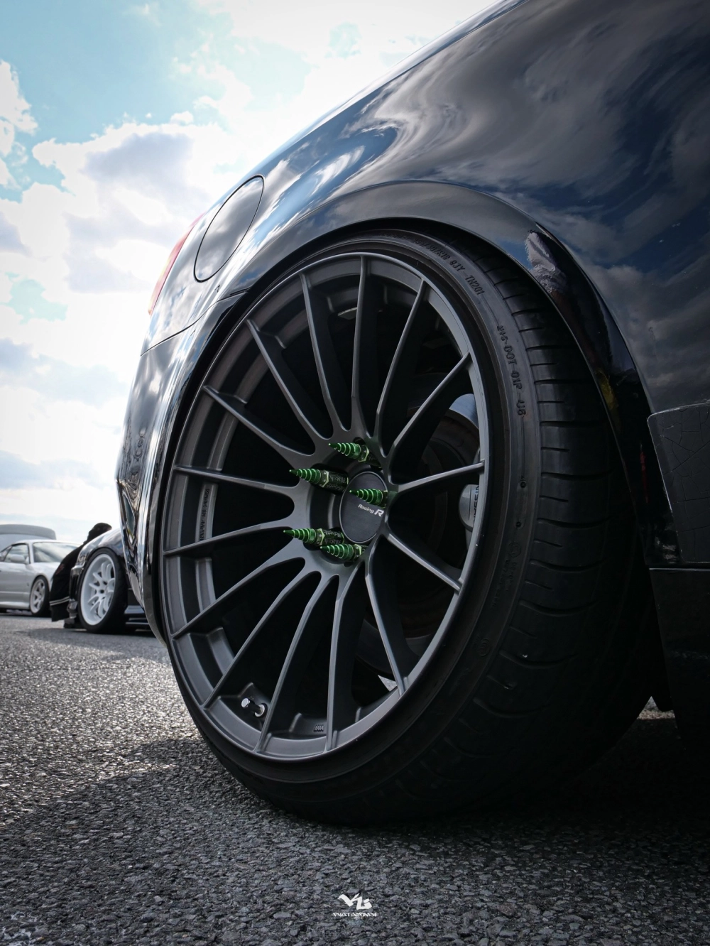 Cận cảnh độ mâm Enkei xám đa chấu ốc xanh cá tính