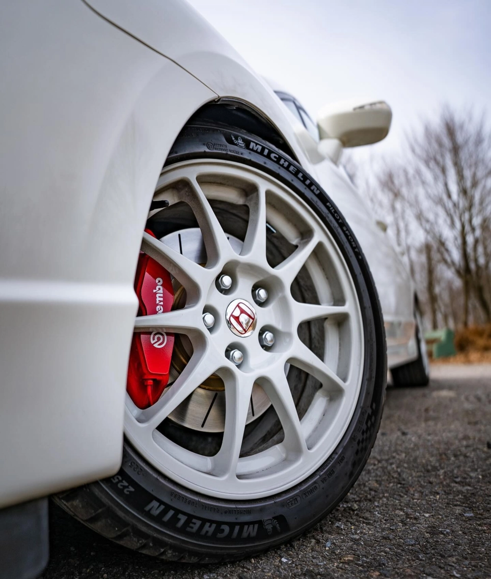 Xe Honda Civic độ mâm Enkei trắng phanh đỏ thể thao