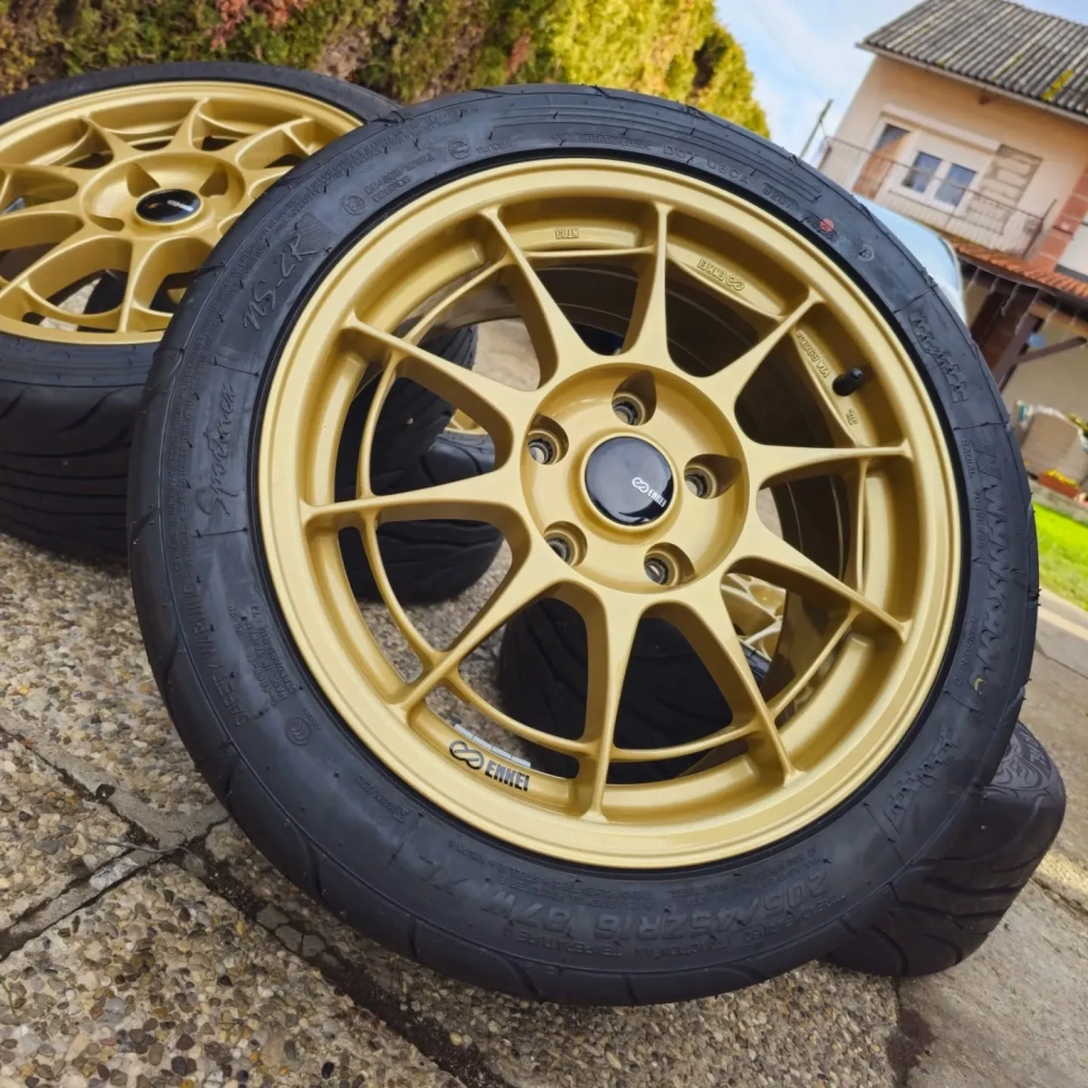 Bộ đôi mâm Enkei màu vàng đồng kèm lốp xe thể thao ấn tượng