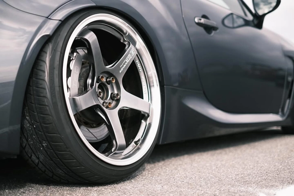 Mâm Forged 5 chấu Advan Racing màu bạc trên xe thể thao độ đẹp