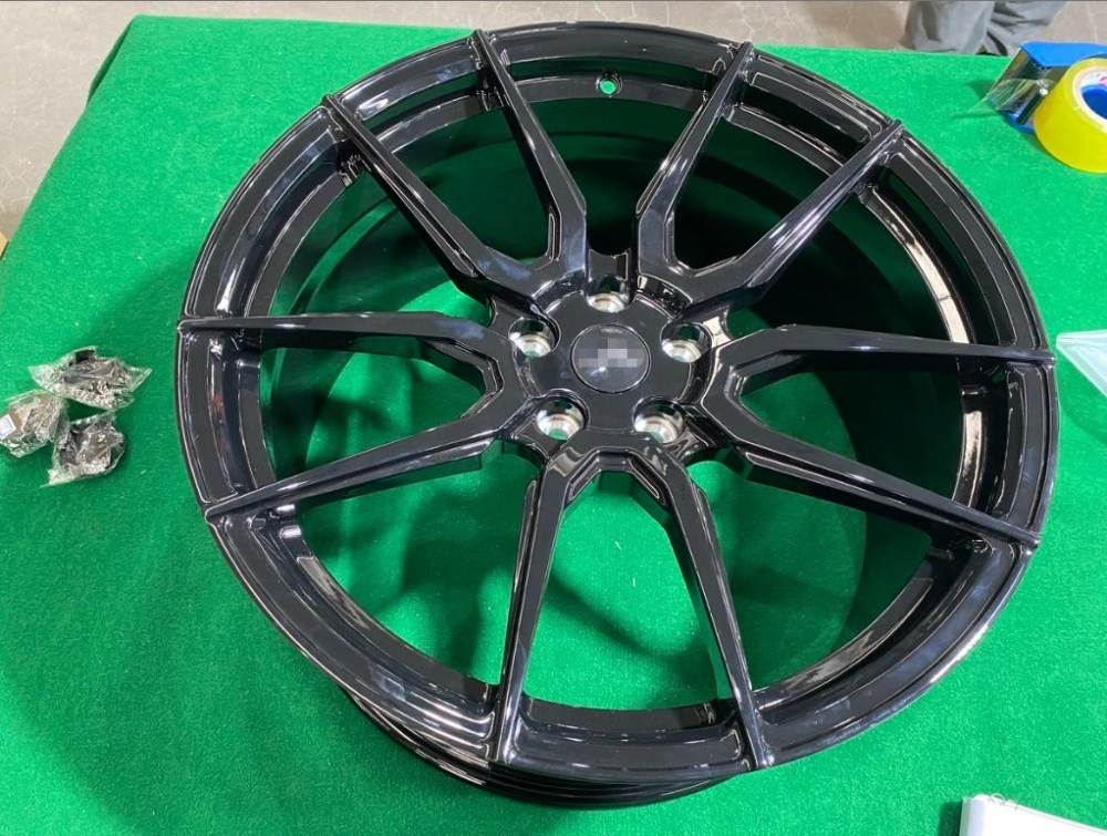 Mâm Forged sơn đen bóng đa chấu thiết kế thể thao đầy mạnh mẽ