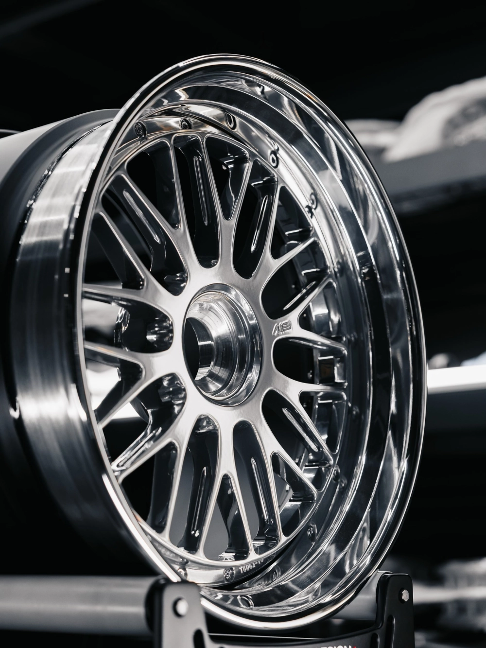 Mâm Forged thiết kế dạng lưới màu bạc sáng bóng viền sâu cuốn hút