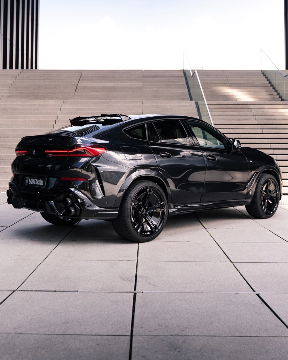 Chiếc SUV hạng sang màu đen độ mâm Forged thể thao cuốn hút