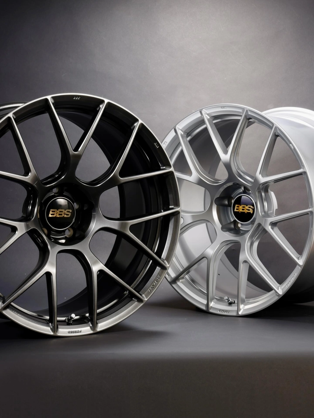 Cặp mâm Forged BBS thiết kế đa chấu màu xám bạc thể thao