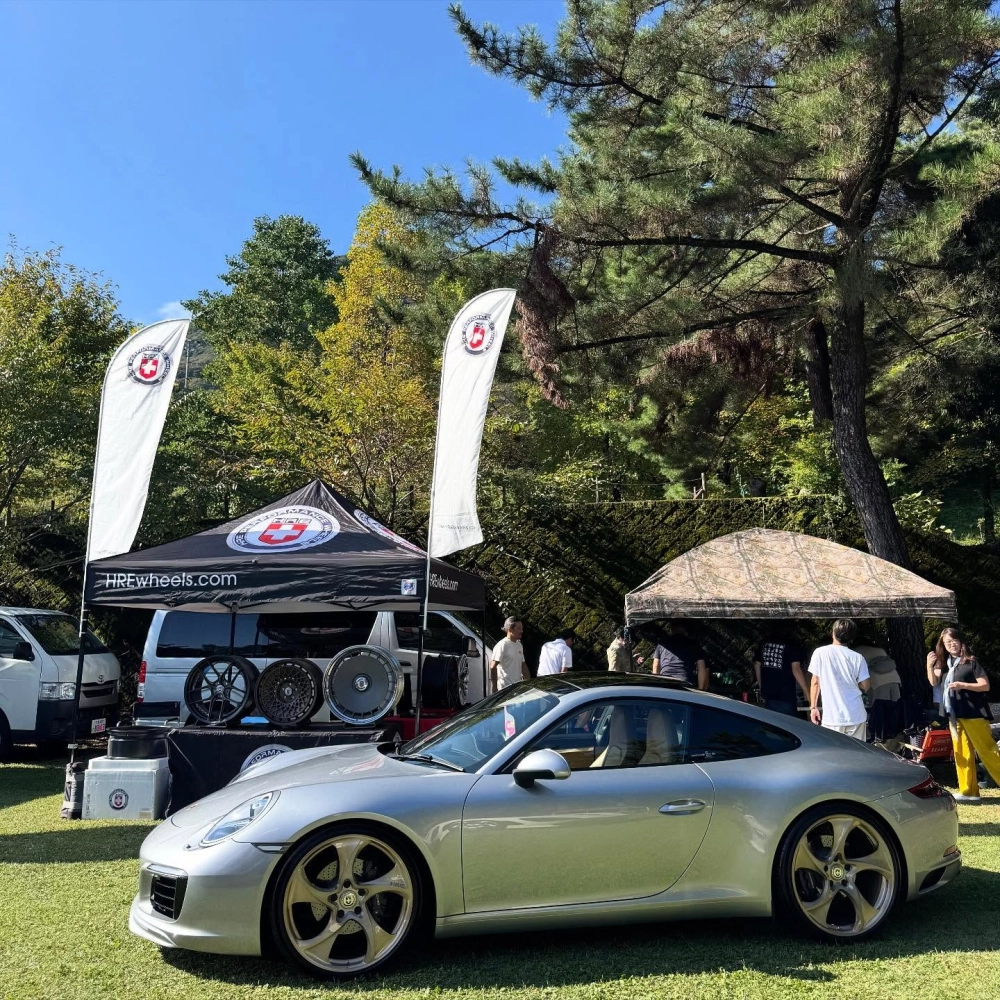 Xe Porsche 911 màu bạc độ mâm HRE 5 chấu vàng đồng sang trọng