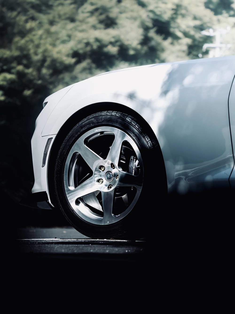 Cận cảnh bánh xe thể thao độ mâm HRE 5 chấu bạc nét mạnh mẽ