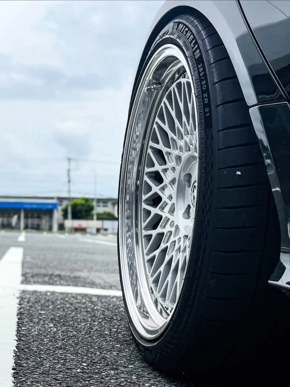 Cận cảnh mâm HRE thiết kế lưới bạc viền bóng cực kỳ tinh xảo