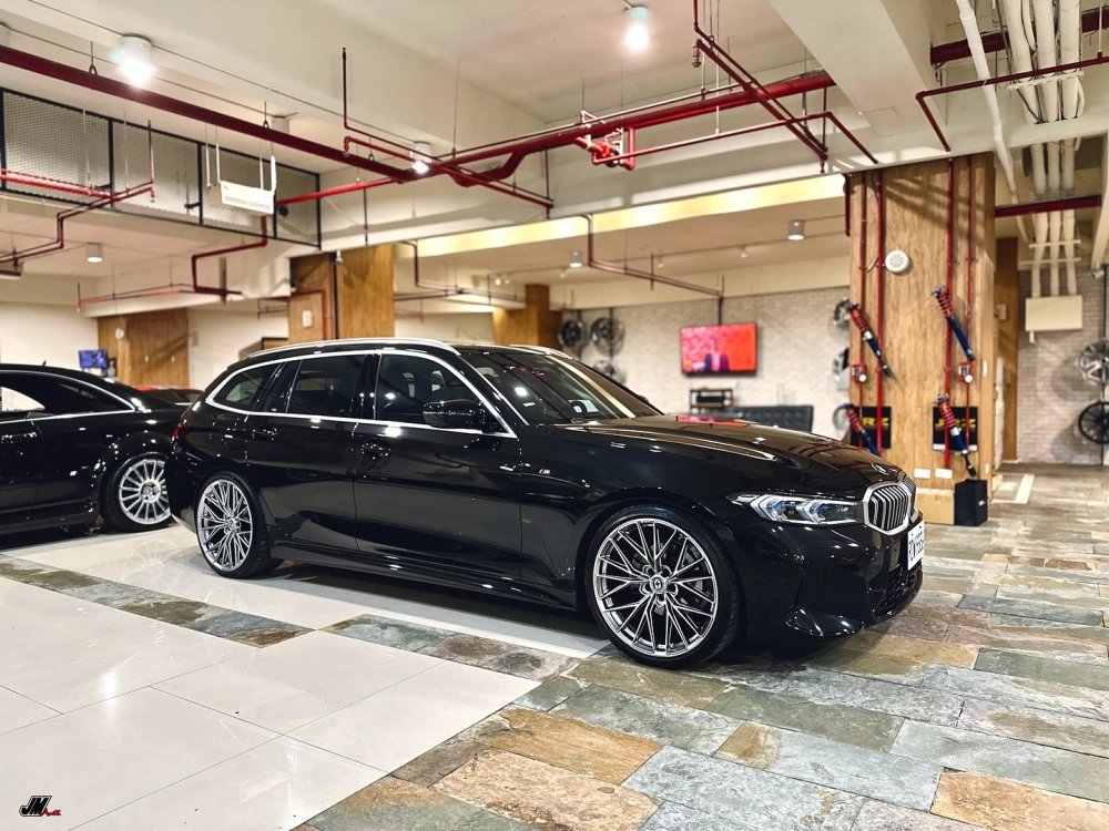 Xe BMW Touring đen độ mâm HRE đa chấu bạc đầy cuốn hút