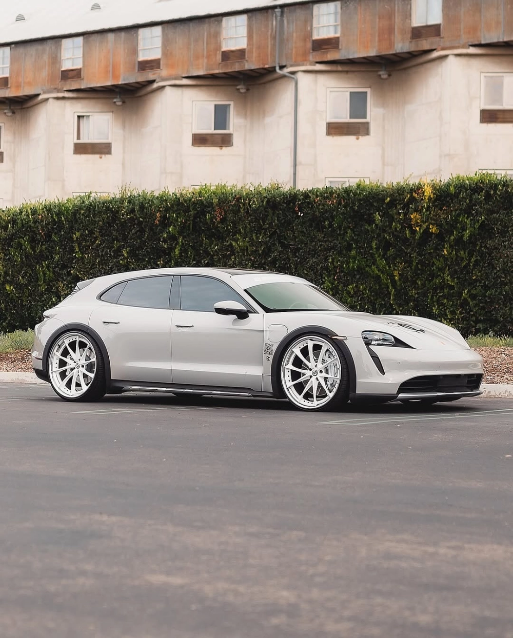 Xe điện Porsche Taycan độ mâm HRE màu bạc trắng hiện đại