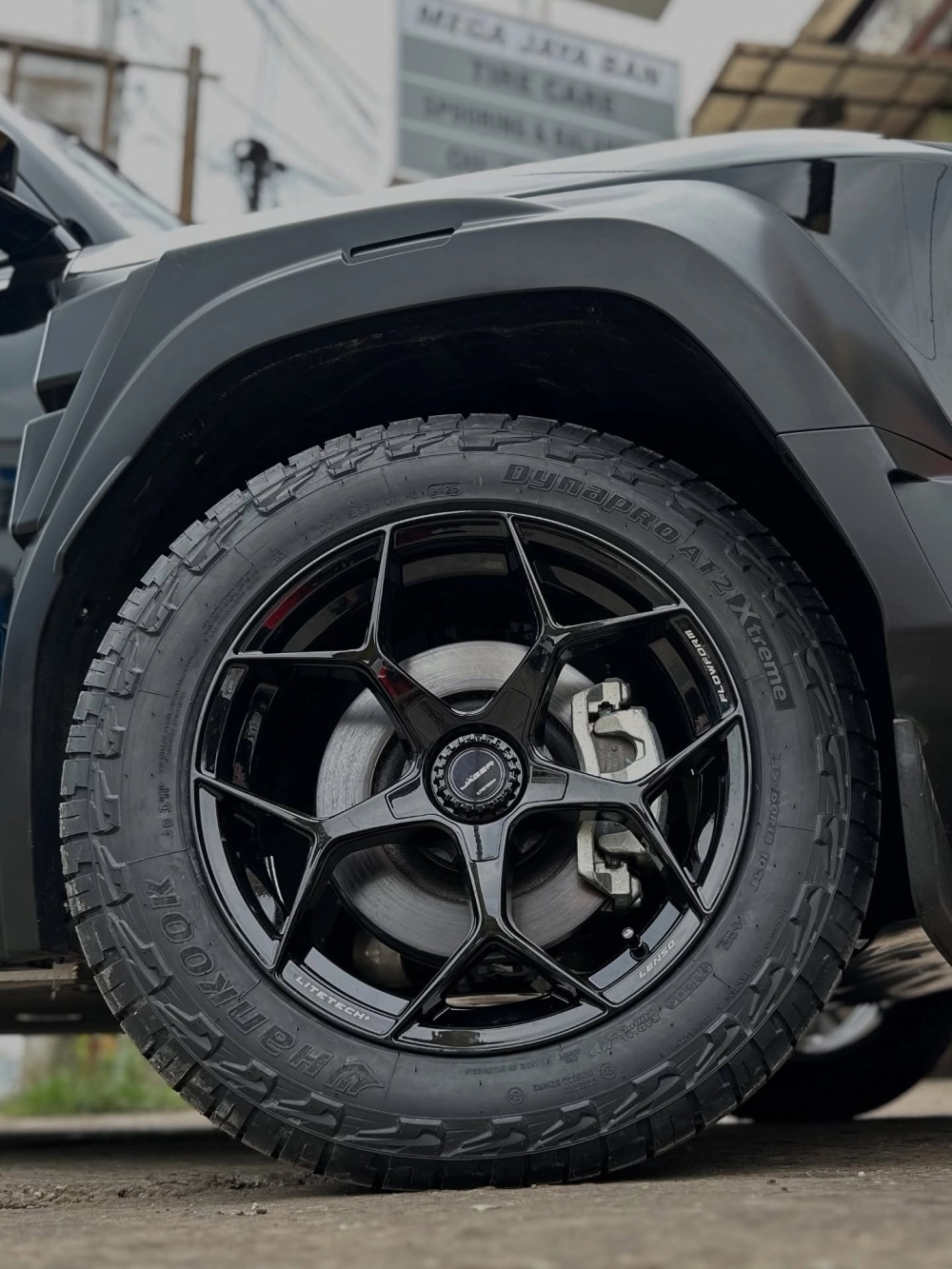 Mâm Lenso Jager màu đen bóng lắp lốp gai địa hình cho bán tải