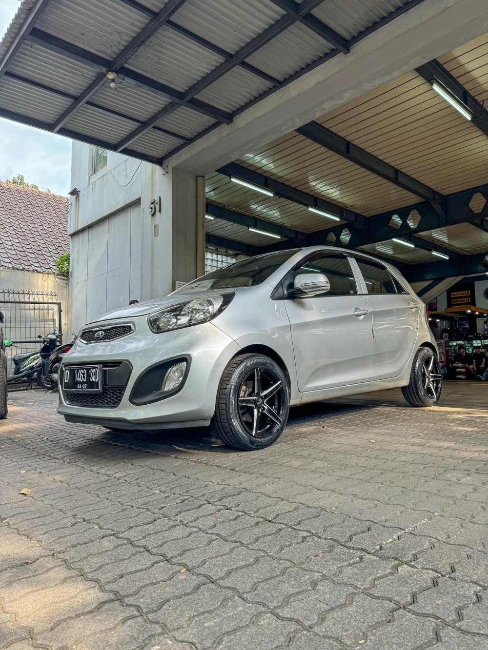 Xe Kia Morning độ mâm Lenso 5 chấu màu đen thể thao cá tính