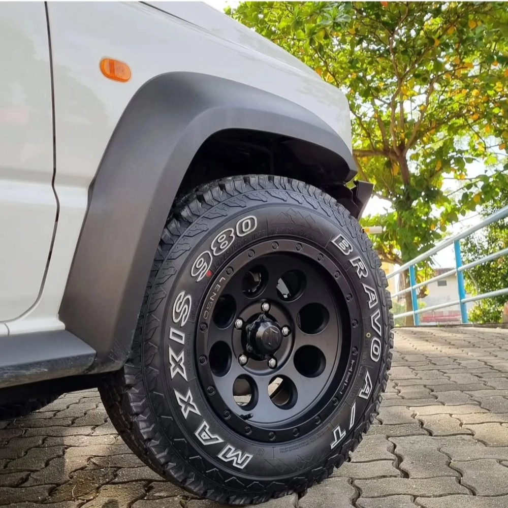 Xe Suzuki Jimny độ mâm Lenso màu đen kiểu Beadlock Offroad