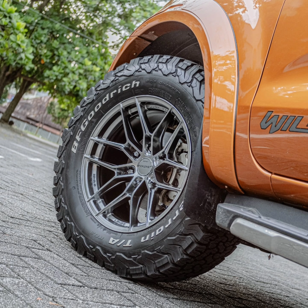 Xe bán tải Ford độ mâm Lenso màu xám chì đa chấu cứng cáp