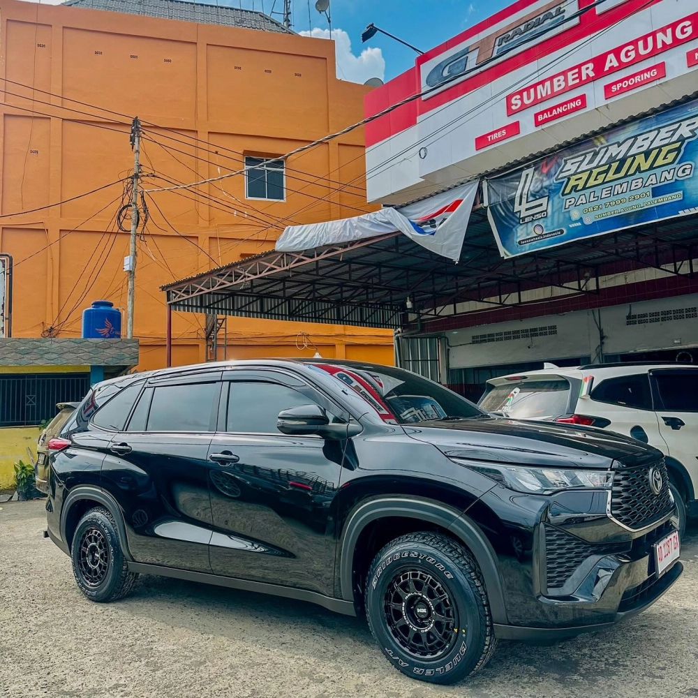 Xe Toyota MPV màu đen độ mâm Lenso Offroad mạnh mẽ cứng cáp