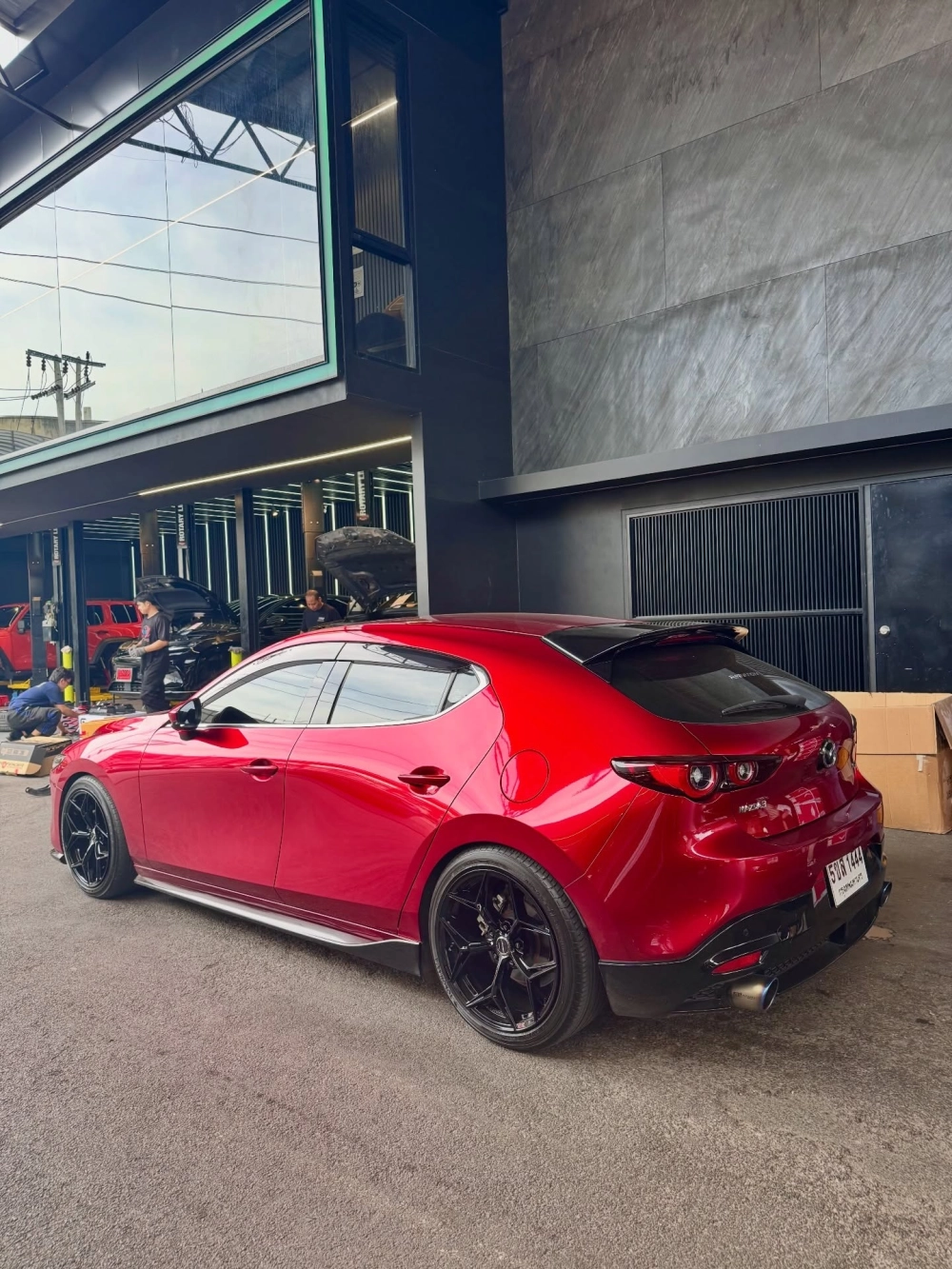 Mazda 3 màu đỏ độ mâm Lenso 5 chấu kép dáng thể thao cá tính