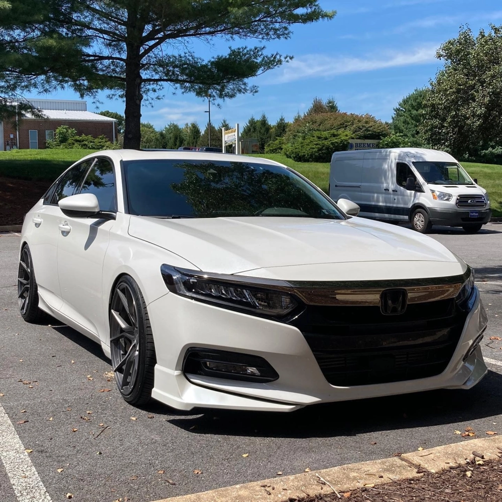 Xe Honda Accord màu trắng độ mâm lồi xám khói kiểu dáng thể thao