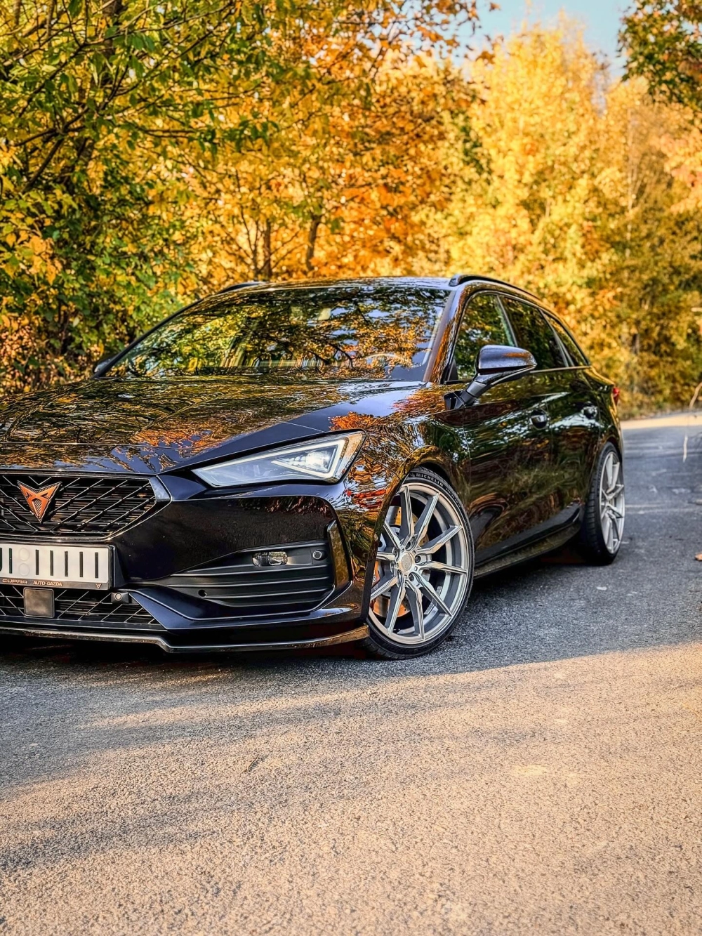 Xe Cupra màu đen độ mâm lồi đa chấu bạc sang trọng