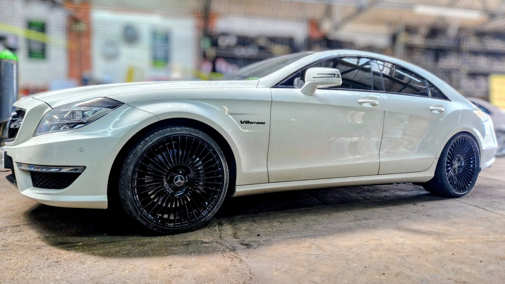 Mercedes sedan màu trắng độ mâm Maybach đa chấu đen cực ngầu