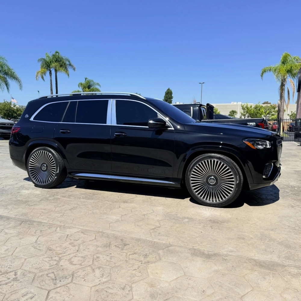 Xe SUV sang trọng độ mâm Maybach đen tuyền đa chấu bí ẩn