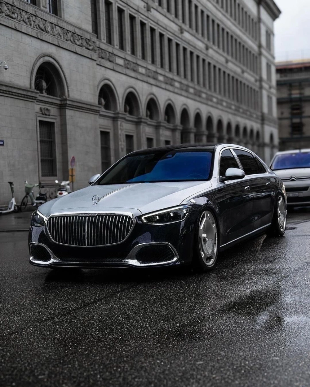 Xe SUV sang trọng độ mâm Maybach đen tuyền đa chấu bí ẩn