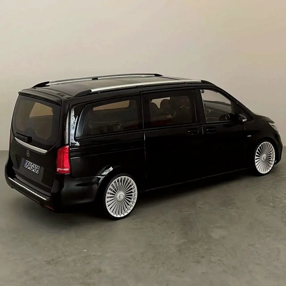 Xe sang màu đen lắp mâm Maybach đa chấu cổ điển và quý phái