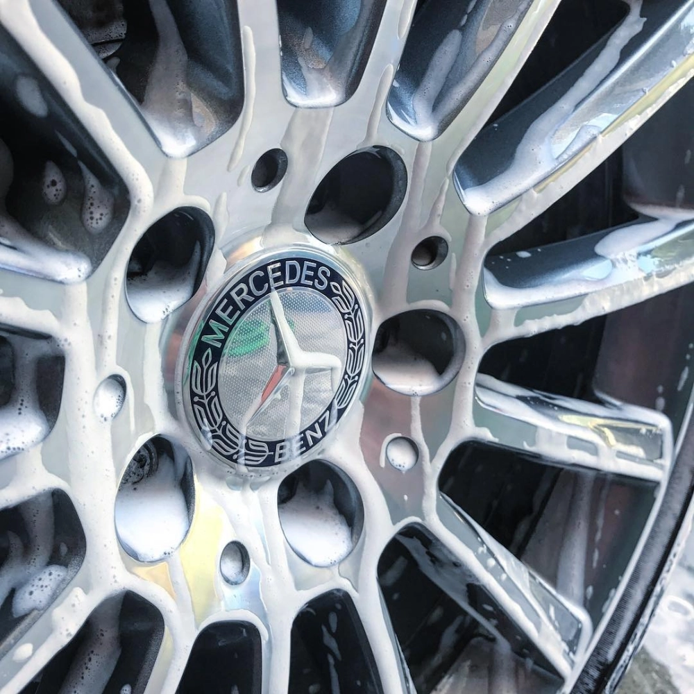 Vệ sinh mâm Mercedes AMG đa chấu màu bạc sáng bóng sạch sẽ mới