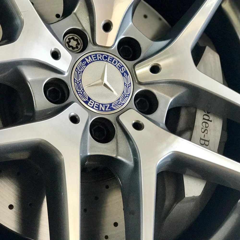 Chi tiết mâm Mercedes AMG 5 chấu kép màu bạc kèm phanh gốm xịn