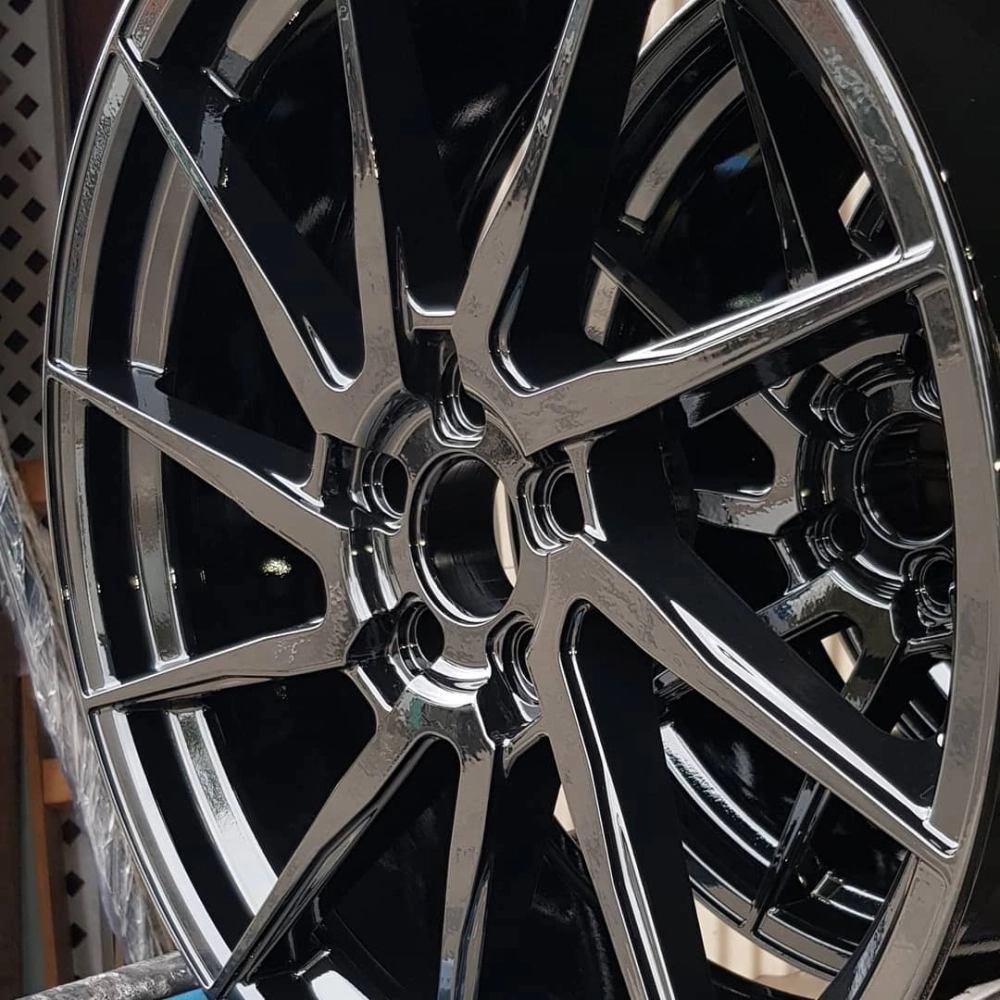 Cận cảnh mâm Mercedes AMG sơn đen bóng thiết kế sắc sảo thể thao