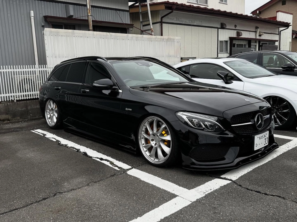 Xe Mercedes Wagon đen độ mâm Mercedes AMG bạc bóng bẩy thu hút