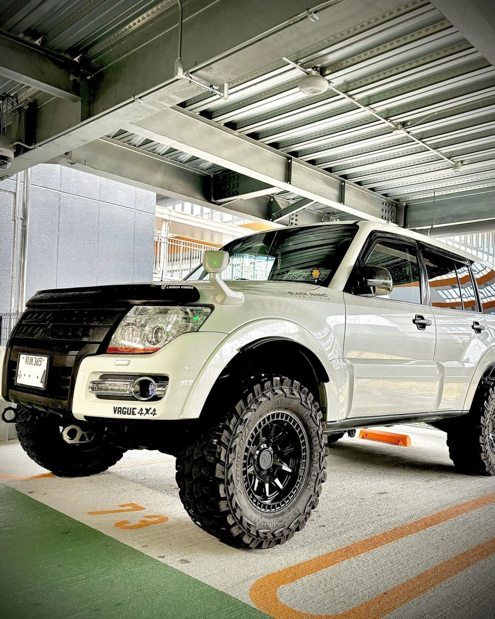 Xe Mitsubishi Pajero trắng độ mâm offroad đen hầm hố