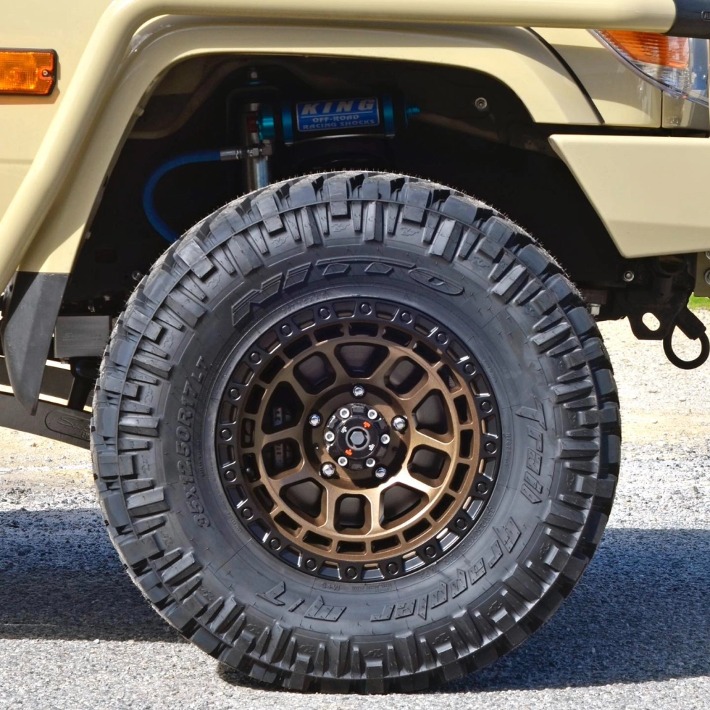 Cận cảnh mâm Offroad màu đồng đa chấu lắp lốp gai địa hình