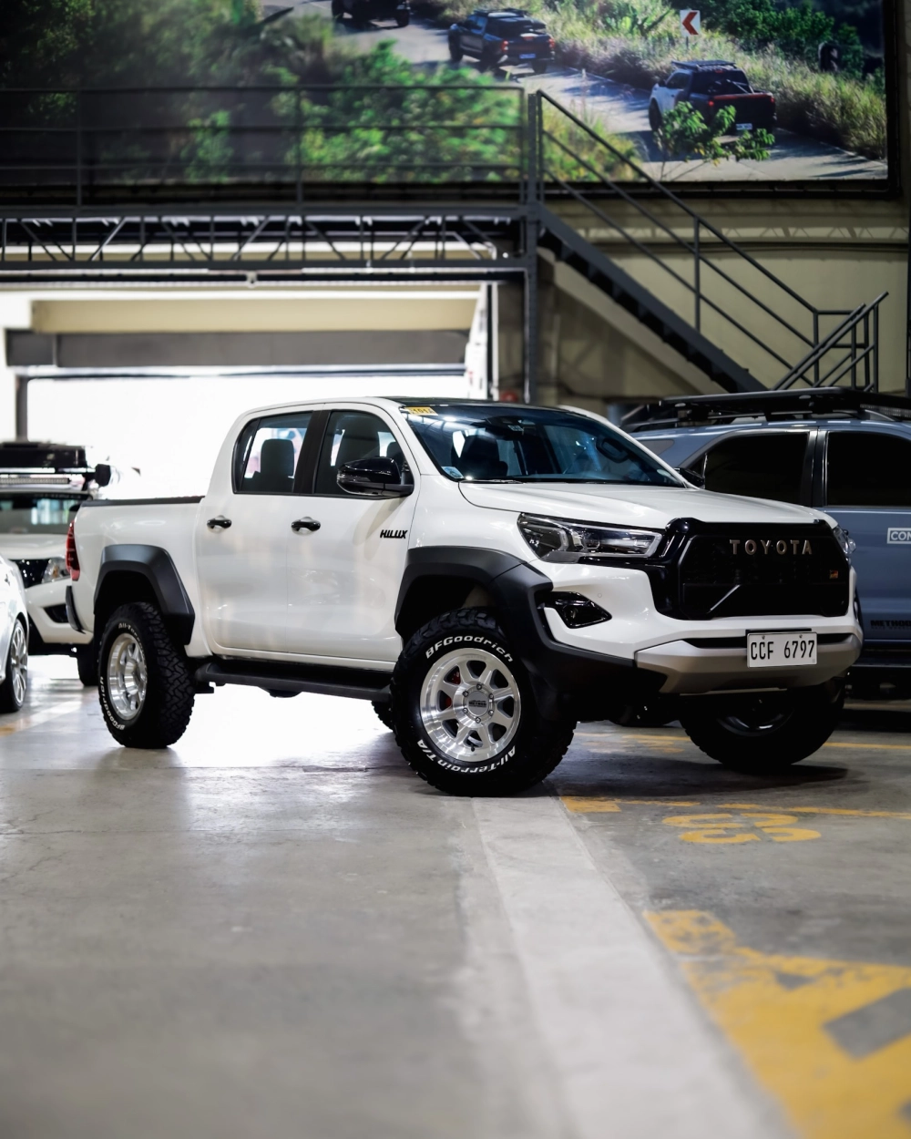 Xe Toyota Hilux trắng lắp mâm Offroad 6 chấu bạc khỏe khoắn